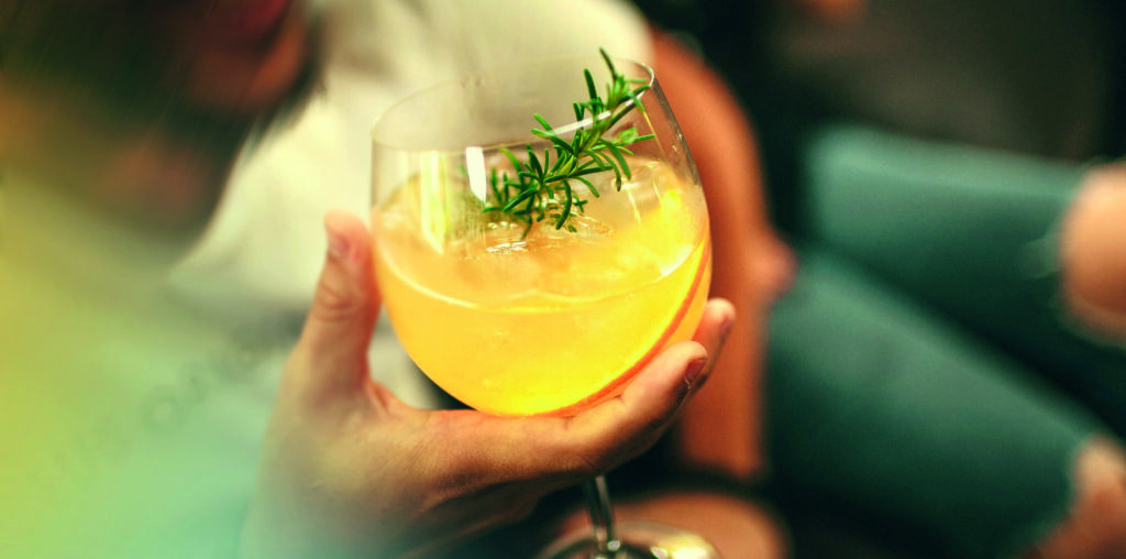 7 przepisów na proste drinki i koktajle do zrobienia w domu